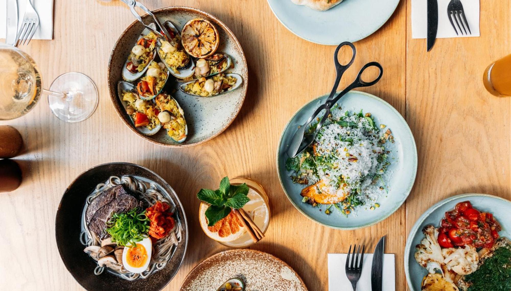 Hotel Intercontinental Wellington By Ihg Exteriér fotografie Dishes at the restaurant